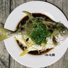 传统粤菜之清蒸金鲳鱼肉肉厨